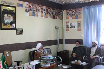 دیدار مسئولین مدیریت حوزه علمیه قم با امام جمعه محترم نطنز دیدار مسئولین مر کز مدیریت حوزه علمیه قم با امام جمعه محترم نطنز حجه الاسلام والمسلمین حاج آقا امینی